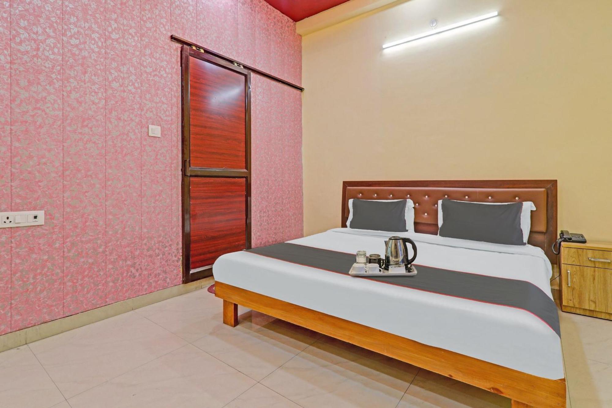 Capital O Phenix Elite Near Phoenix United Lucknow Buitenkant foto